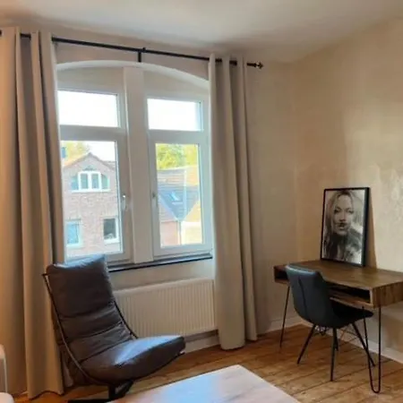 Charming In Historic Building Διαμέρισμα Neuss
